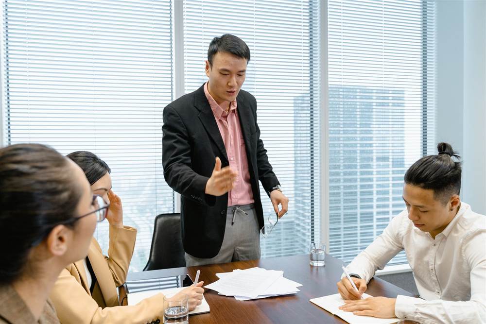 Senior consultant leading a search discussion