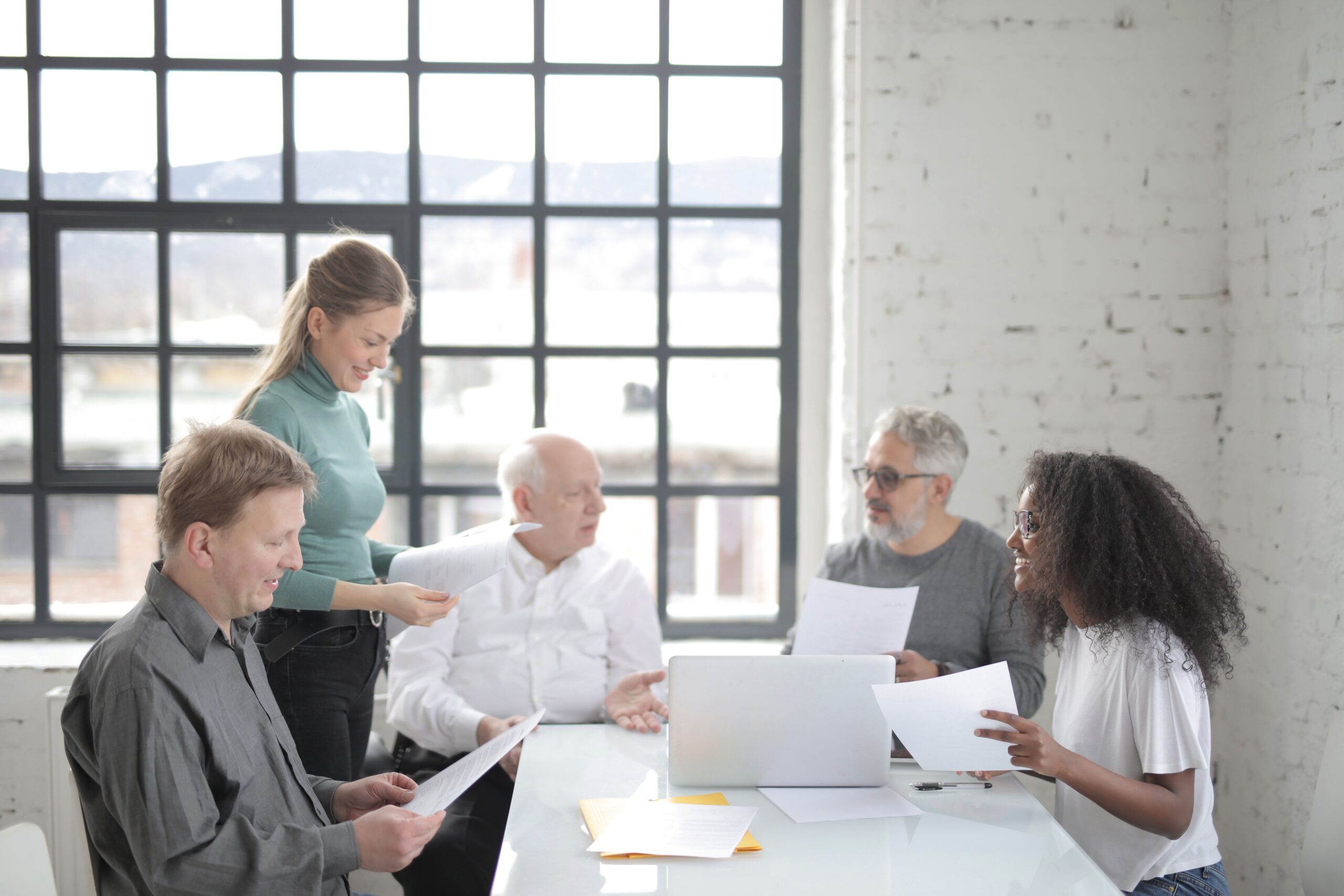 Senior consultant leading a search discussion
